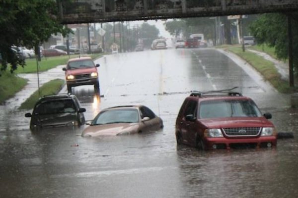 Qué hacer si usted está conduciendo y encuentra una riada.