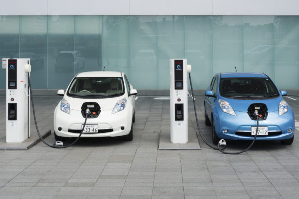 ¿Cuántas emisiones genera cargar un coche eléctrico usando carbón?