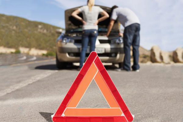 4 cosas que debes hacer si tu coche se avería en autopista